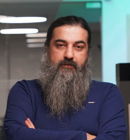 حسین شیخ | دکتری فلسفه، نویسنده کودک و فیلمنامه‌ی انیمیشن، فیلمساز، پژوهشگر در زمینه‌ی هوش مصنوعی و هنرها